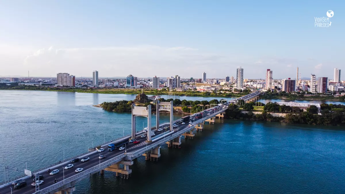 Ponte Presidente Dutra sobre o Rio São Francisco, conectando Petrolina e Juazeiro