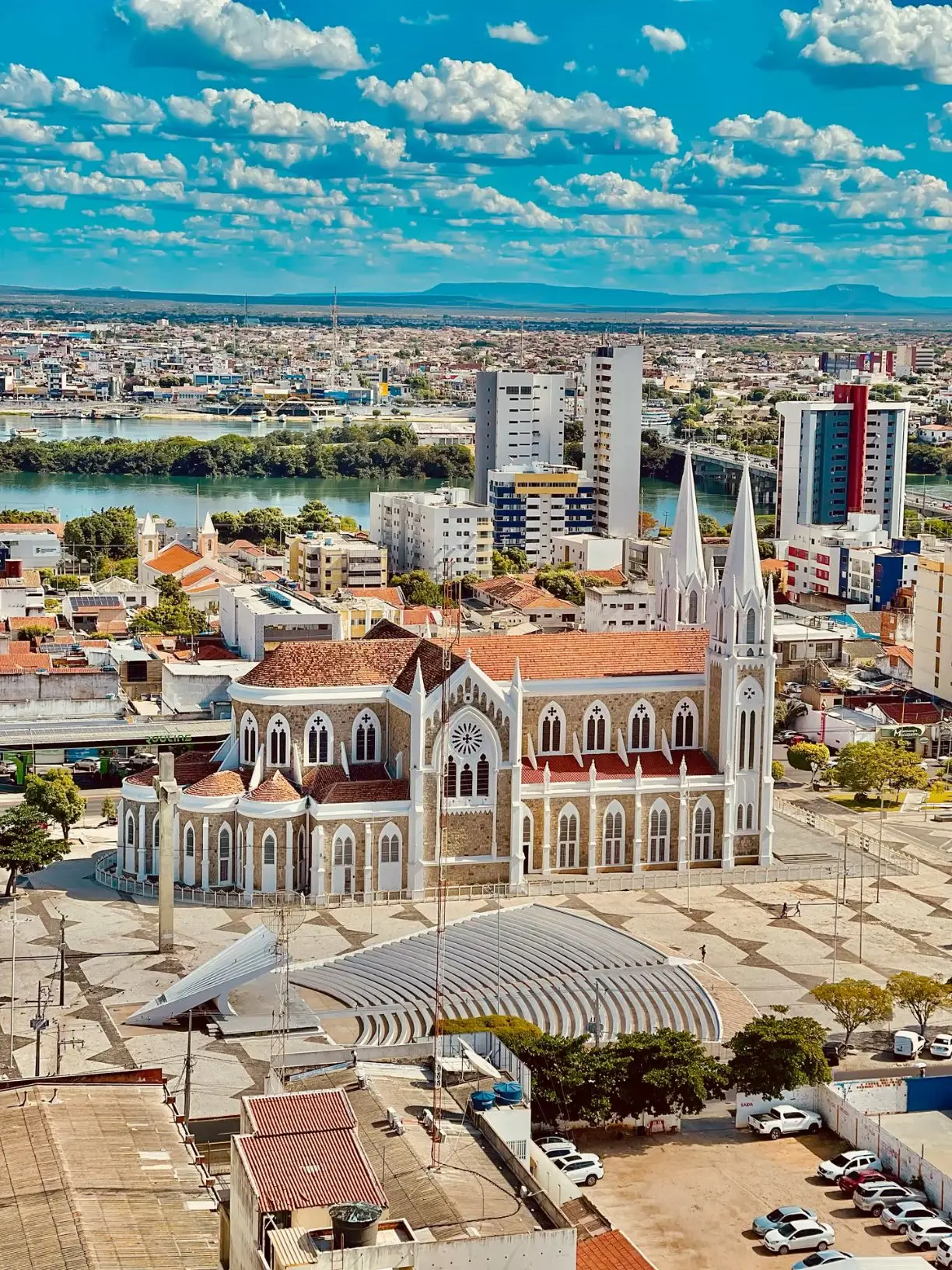 Catedral de Petrolina e paisagem urbana às margens do Rio São Francisco