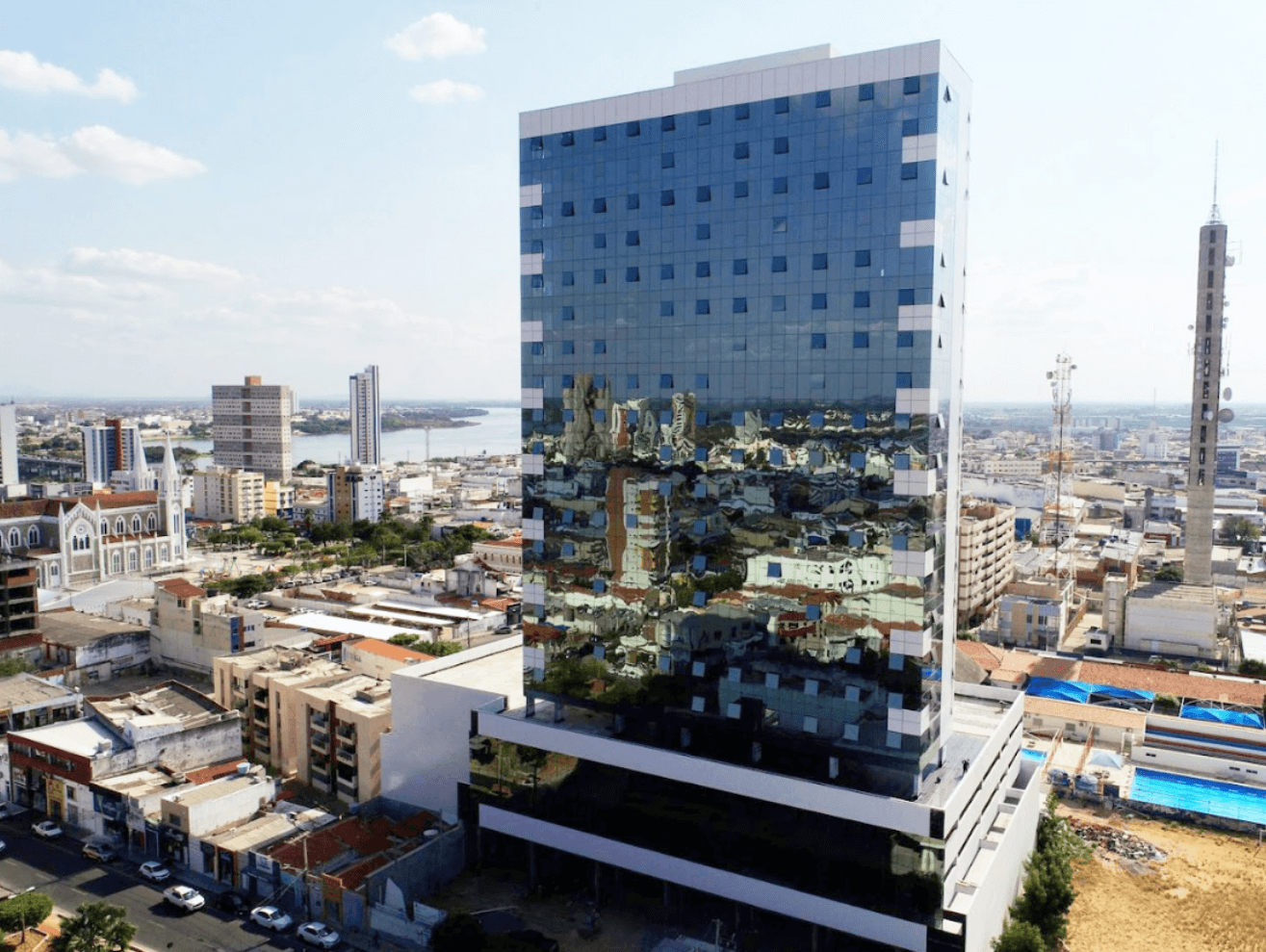 Vista aérea do edifício onde fica o escritório Almeida Lima Advogados, em Petrolina