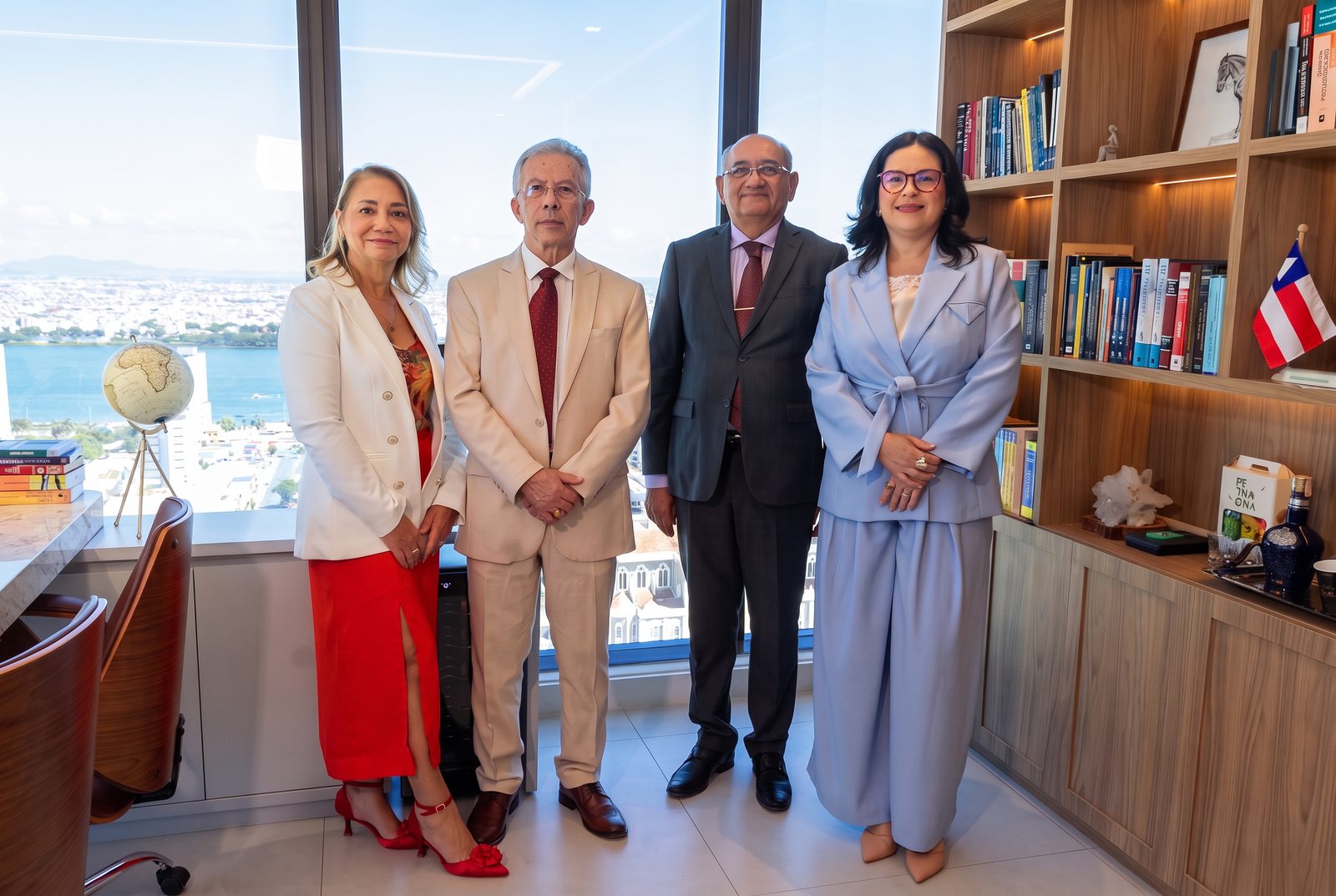Equipe Almeida Lima reunida na biblioteca da sede com vista para Petrolina