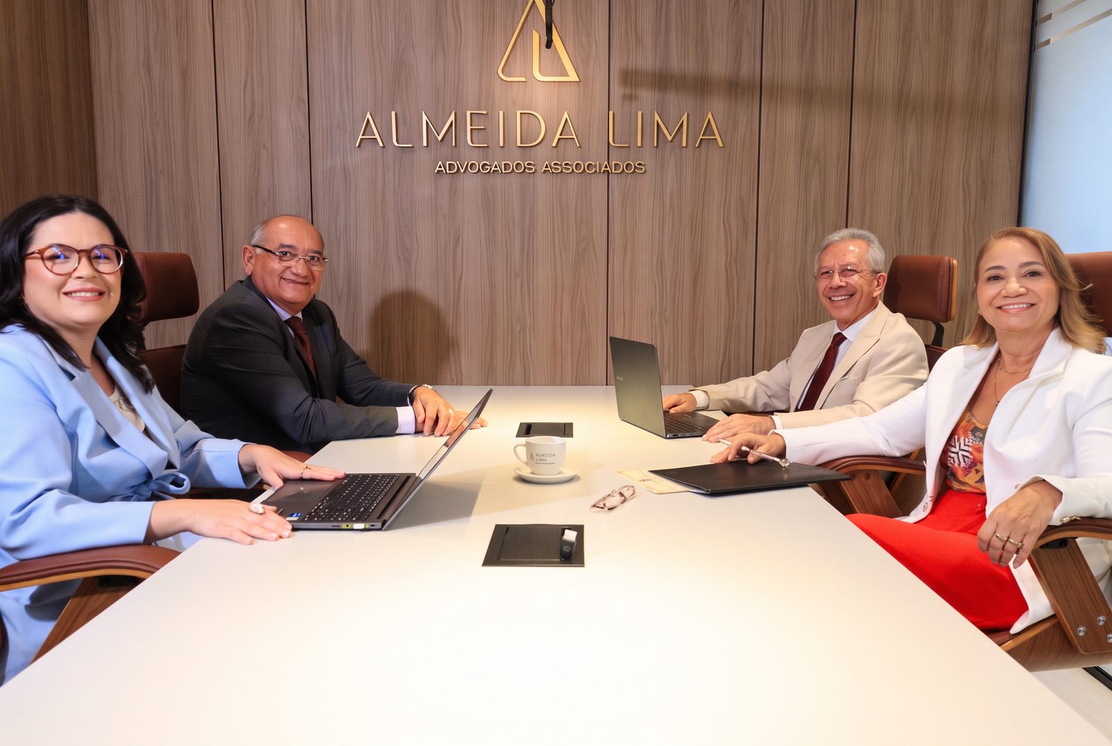 Equipe Almeida Lima em reunião na sede