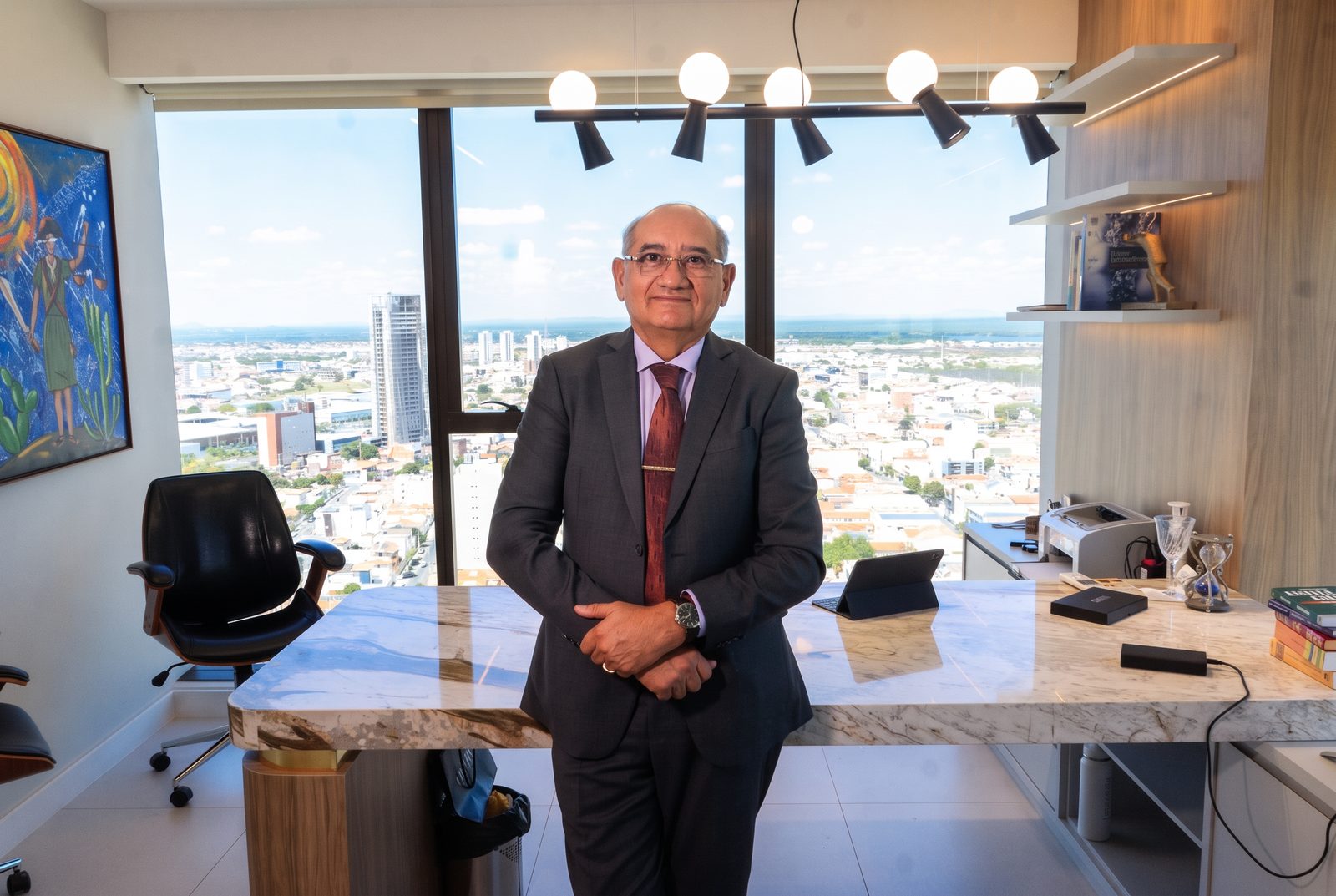 Interior da sede do escritório com vista panorâmica de Petrolina e do Rio São Francisco